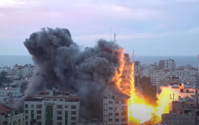 <p>Un bombardeo israelí destruye un bloque de viviendas en Gaza. / <strong>The Guardian (Youtube)</strong></p>