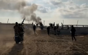 <p>Militantes de Hamás cruzan la frontera entre Gaza e Israel durante el ataque del 7 de octubre. / <strong>The Guardian (Youtube)</strong></p>