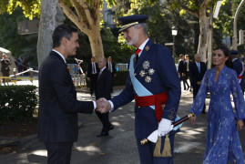 <p>Pedro Sánchez saluda a Felipe VI durante la celebración del Día de la Fiesta Nacional. / <strong>Casa Real</strong></p>
