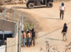 <p>Captura de pantalla de un vídeo de los colonos israelíes atacando el pueblo de Qusra.</p>