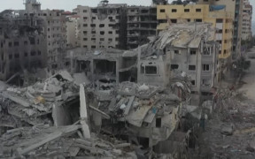 <p>Edificios destruidos por los bombardeos en Gaza. / <strong>La Vanguardia (Youtube)</strong></p>