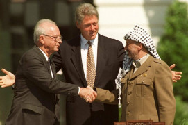 <p>Rabin y Arafat se estrechan la mano tras la firma de los Acuerdos de Oslo en 1993./ <strong>Vince Musi / The White House</strong></p>