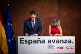 <p>Pedro Sánchez y Yolanda Díaz firman el acuerdo de gobierno entre PSOE y Sumar. / <strong>X @Yolanda_Diaz_</strong></p>