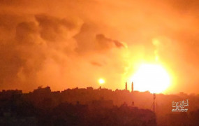 <p>Una imagen de los bombardeos sobre el norte de Gaza, en la noche del 27 de octubre. <strong>/ Anas Alsharif</strong></p>