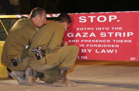 <p>El ejército israelí cierra el paso de Kisufim durante la retirada unilateral de Gaza en 2005. / <strong>IDF (Wikimedia Commons).</strong></p>
