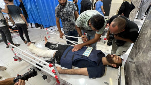 <p>Ismail Abu Hatab resultó herido mientras cubría como periodista el ataque a la torre Al-Ghafry. / <strong>Mahmoud Mushtaha</strong></p>
