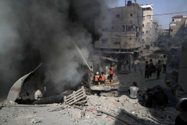 <p>Los bomberos se afanan por extinguir el fuego tras un bombardeo en Gaza. /<strong> Mohammed Zannoun</strong></p>