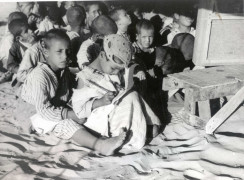 <p>Niños en una escuela improvisada para refugiados durante la Nakba en 1948. / <strong>Hanini.org</strong></p>