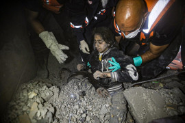 <p>Una niña palestina y su madre son rescatadas de los escombros en Khan Yunis, al sur de la ciudad de Gaza. /<strong> Mohammed Zannoun</strong></p>