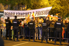 <p>Protestas en las inmediaciones de la calle Ferraz en noviembre de 2023. / <strong>Wikipedia</strong></p>