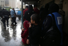 <p>Familias palestinas se resguardan de la lluvia en el Hospital Nasser de Jan Yunis, al sur de la Franja de Gaza. 14 de noviembre de 2023. / <strong>Mohammed Zaanoun</strong></p>