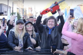 <p>Javier Milei levanta una motosierra durante un acto de campaña, el símbolo de los recortes sociales que pretende llevar a cabo. / <strong>Media MDQ</strong></p>