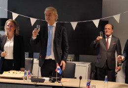 <p>El ultraderechista Geert Wilders celebra en compañía de su equipo los resultados tras las elecciones en los Países Bajos. / <strong>PPV</strong></p>