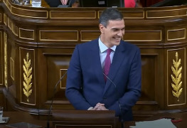 <p>Pedro Sánchez se ríe de Feijóo durante el debate de investidura en el Congreso. / <strong>El Mundo (Youtube)</strong></p>