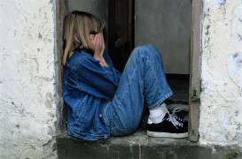 <p>Imagen de recurso de una niña sentada en una pared de hormigón. / <strong>Pexels</strong></p>