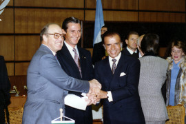 <p>Carlos Menem, junto a Hans Blix, antiguo director de IAEA, y Fernando Collor de Mello, expresidente de Brasil, el 13 de diciembre de 1991. <strong>/ IAEA Imagebank</strong></p>