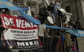 <p>Protestas frente al Congreso argentino por el decreto anunciado por el presidente Milei. / <strong>Télam (Youtube)</strong></p>