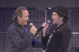 <p>Joan Manuel Serrat y Joaquín Sabina interpretan 'Fiesta' en directo durante la gira 'Porque no hay dos sin tres' en 2019. / <strong>Youtube</strong></p>