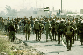 <p>Primera Intifada en la Franja de Gaza, 1987. / <strong>Colección Efi Sharir/Dan Hadani, Colección Nacional de Fotografía de la Familia Pritzker, Biblioteca Nacional de Israel.</strong></p>