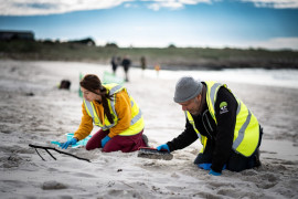 <p>Voluntarios de Ecoloxistas en Acción Galiza limpian de pellets las playas de Muros. / <strong>Ecoloxistas en Acción Galiza</strong></p>