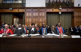 <p>Los miembro de la delegación de Sudáfrica en la Corte Internacional de Justicia el 11 de enero de 2024. / <strong>UN Photo/ICJ-CIJ/Frank van Beek</strong></p>