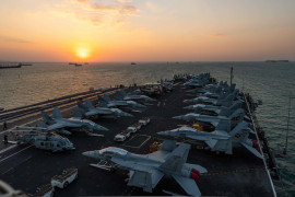 <p>El portaaviones estadounidense USS Dwight D. Eisenhower atraviesa el canal de Suez en 2016. / <strong>MC3 Grant G. Grady (U.S. Navy)</strong></p>