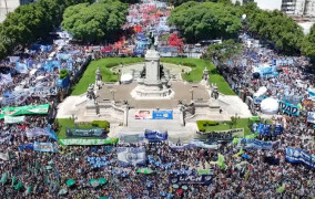 <p>Manifestación contra el DNU de Milei frente al Congreso argentino durante la huelga general. / <strong>Télam (Youtube)</strong></p>