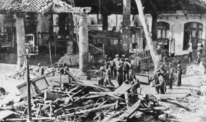 <p>Edificio destruido por el bombardeo de la aviación legionaria italiana durante la guerra civil española. Un grupo de hombres trabajan sacando escombros. /<strong>Ajuntament de Granollers</strong></p>