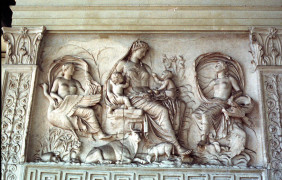 <p><em>Madre Tierra con Aire y Agua. </em>Relieve del Ara Pacis, Roma<em>. / </em><strong>Institute for the Study of the Ancient World</strong></p>