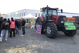 <p>Miembros del sindicato 'Confédération paysanne' durante un bloqueo a la empresa Leclerc en Charente, Francia. / <strong>X (@ConfPaysanne)</strong></p>