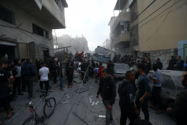 <p>Decenas de gazatíes recogen de entre los escombros lo que queda tras los ataques de Israel. / <strong>M. M.</strong></p>