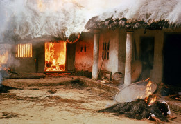 <p>Cuerpos sin identificar junto a una vivienda ardiendo. My Lai, Vietnam. 16 de marzo de 1968. / <strong>Ronald Haeberle. Dominio público</strong></p>