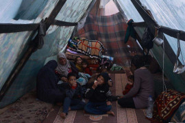 <p>Mujeres y niños refugiados palestinos descansan en el interior de una tienda de campaña. / <strong>Médicos Sin Fronteras ©</strong></p>