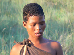 <p>Una joven san o bosquimana en Botswana. / <strong>Lisa Gray (Wikimedia Commons)</strong></p>