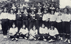 <p>Plantilla de las Spanish Girl’s Club que, en junio de 1914, disputó el primer partido de fútbol femenino en la península ibérica. / <strong>Wikimedia Commons</strong></p>