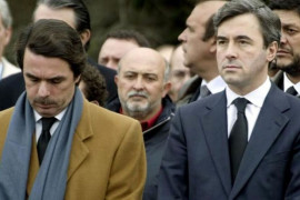 <p>Ángel Acebes y José María Aznar durante un minuto de silencio por las víctimas del 11M. 12 de marzo de 2004. / <strong>RTVE</strong></p>