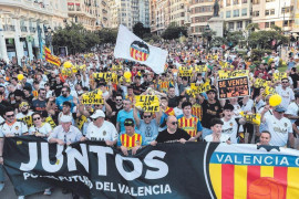 <p>Concentración de aficionados del Valencia CF contra Peter Lim. / <strong>X (@LibertadVCF)</strong></p>