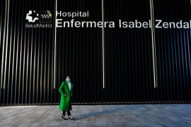<p>Díaz Ayuso posa durante inauguración del Hospital Zendal en diciembre de 2020. / <strong>Comunidad Autónoma de Madrid</strong></p>