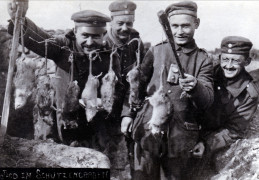 <p>Soldados alemanes muestran unas ratas cazadas durante la Primera Guerra Mundial. </p>