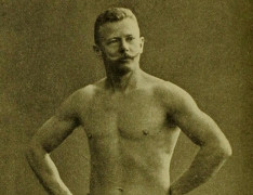 <p>El famoso gimnasta danés Jørgen Peter Müller posa en una imagen fechada hacia 1904. / <strong>Wikipedia</strong></p>