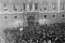 <p>Celebración en la plaça Sant Jaume (Barcelona) tras la proclamación del Estado catalán el 6 de octubre de 1934. / <strong>Arxiu Fotogràfic de Barcelona</strong></p>