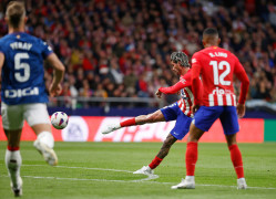 <p>De Paul remata para marcar el primer gol. / <strong>Club Atlético de Madrid</strong></p>
