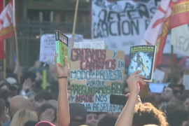 <p>Estudiantes levantan libros en señal de protesta contra los recortes en educación de Milei. / <strong>YouTube (RTVE Noticias)</strong></p>