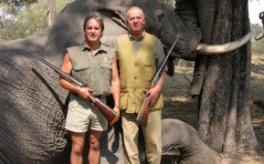 <p>El rey emérito posa delante de un elefante abatido en Botsuana en 2006, en una fotografía publicada por la web de la compañía Rann Safaris. / <strong>Rann Safaris</strong></p>