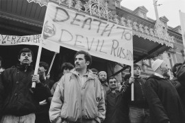 <p>Manifestantes pidiendo la muerte de Salman Rushdie en La Haya (Países Bajos), en mayo de 1989. / <strong>Rob Croes / Anefo</strong></p>