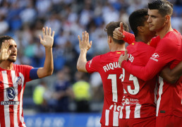 <p>Los jugadores celebran el gol de Reinildo. / <strong>Ángel Gutiérrez. </strong></p>