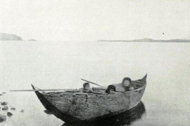 <p>Familia yagán en una canoa, en 1908. / <strong>Women of all nations</strong></p>