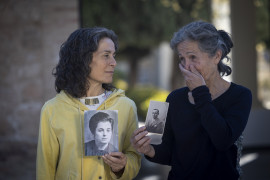 <p>Las hermanas Sanjuán sostienen las fotos de su bisabuela Antonia y su abuelo Ricardo, fusilados por el franquismo. </p>