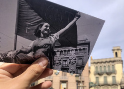 <p>Miliciana en la Casa de los Paraguas, La Rambla 82. Julio de 1936. / <strong>R. C.</strong></p>