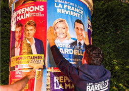 <p>Militantes de Reagrupación Nacional, el partido de Marine Le Pen, pegan carteles del candidato JordanBordella. / <strong>R.R.S.S.</strong></p>